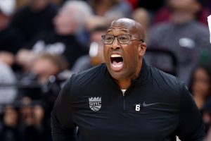 Kings ink coach Mike Brown to 3-year,  million extension: Sources